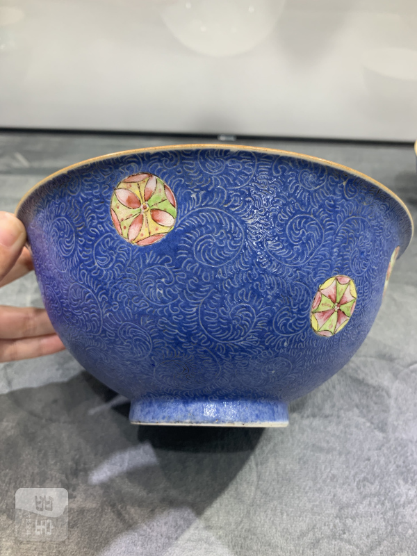 清乾隆蓝地轧道粉彩皮球花卉纹大碗 - 图3